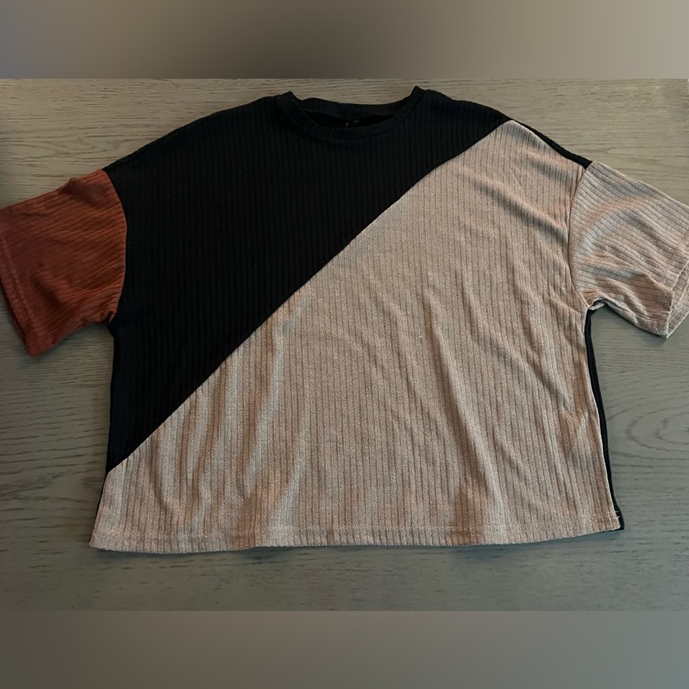 🦋SHEIN Tri-Tone Short Sleeve Top